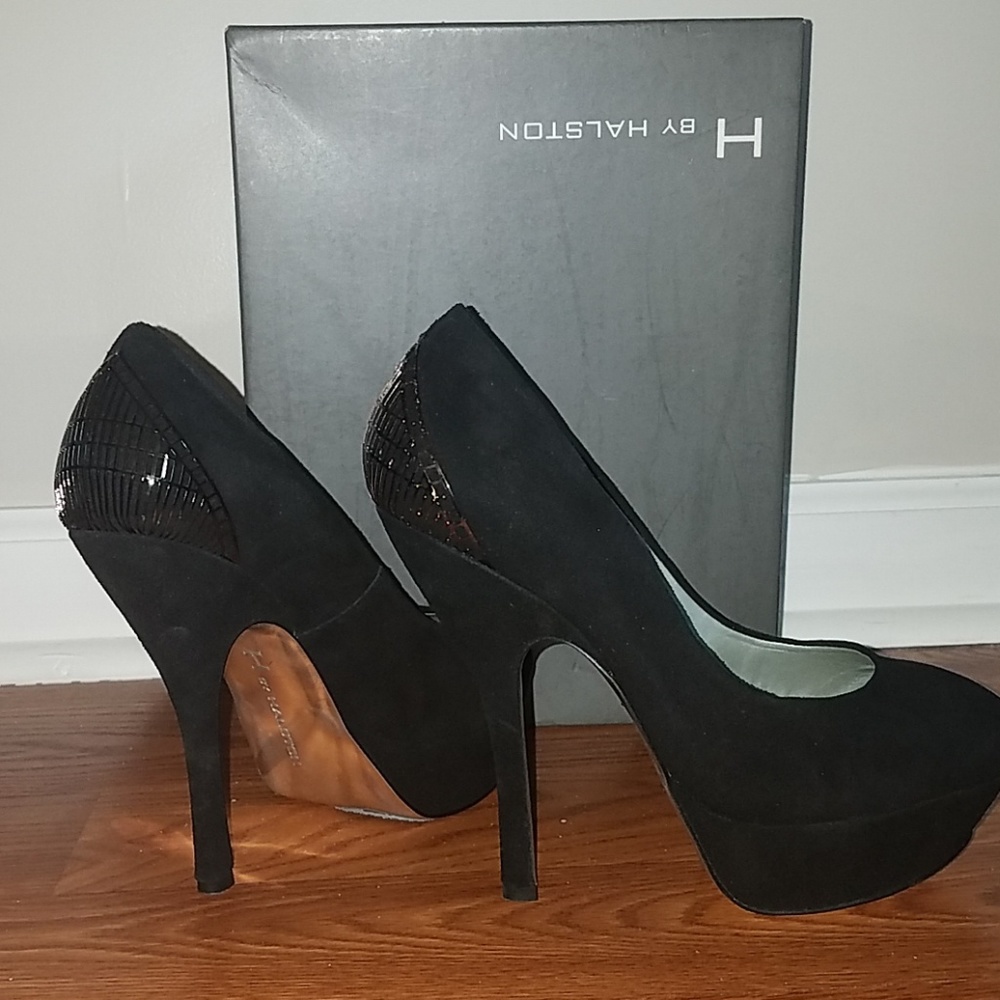 Black pumps